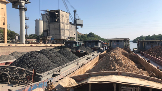 Vận chuyển xi măng bao, sét bằng đường thủy